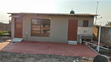 One bedroom flat in Garankuwa Zone 1 next to hotel school and TUT. Prepaid elect