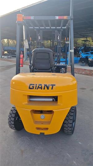 New Giant 2.5 ton std forklifts available