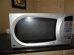 LG Microwave Oven in Excellent Condition