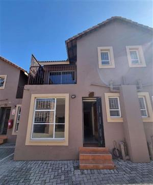 This lovely duplex, pet friendly townhouse is located in a popular complex at S.E 4 Vanderbijlpark