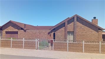 SPACIOUS 4 BEDROOM FACEBRICK HOUSE
