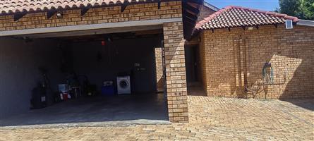 For Sale: 3-Bedroom Apartment in Glenvista