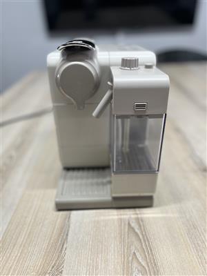 De`Longhi Nespresso Lattissima Touch Coffee Machine