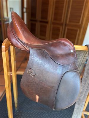 Trident 17" horse riding saddle