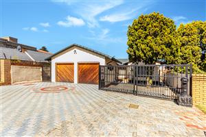 Very neat 4 bedroom family home with staff accommadation
