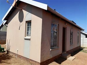 House For Sale in Palm Ridge