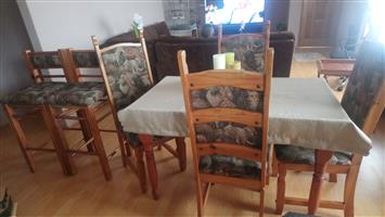 Table with 4 dining chairs and 2 bar stools. Big 5 pattern