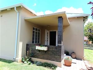 Spacious Corner-Stand Family Home with Pool, Lapa & Excellent Location