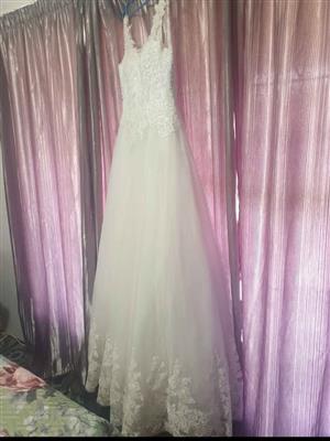 Pre loved wedding dress size 32/34