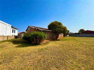 Spacious 3-Bedroom Home with Expansive Yard to Rent in Reyno Ridge